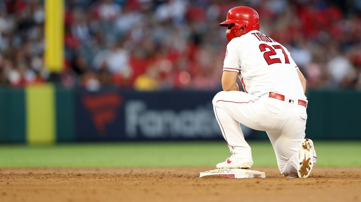 Mike Trout, pelotero de los Angelinos, tras robar su base 200. 