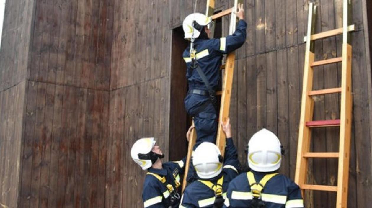 Bomberos trabajaron en el ascensor papal, donde quedó atrapado el Papa Francisco.
