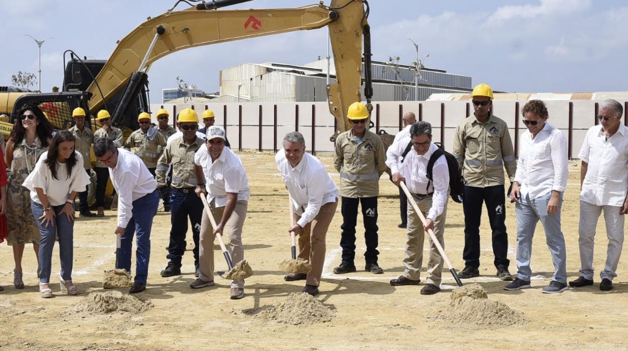 Presidente Duque , Alcalde Char, el presidente del BID y el Ministro de Hacienda, durante el inicio de obras.