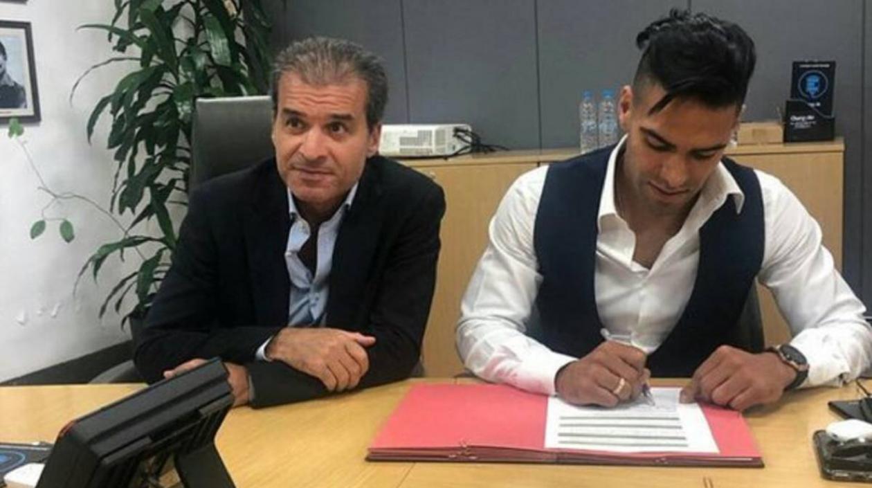 Momento de la firma del colombiano.