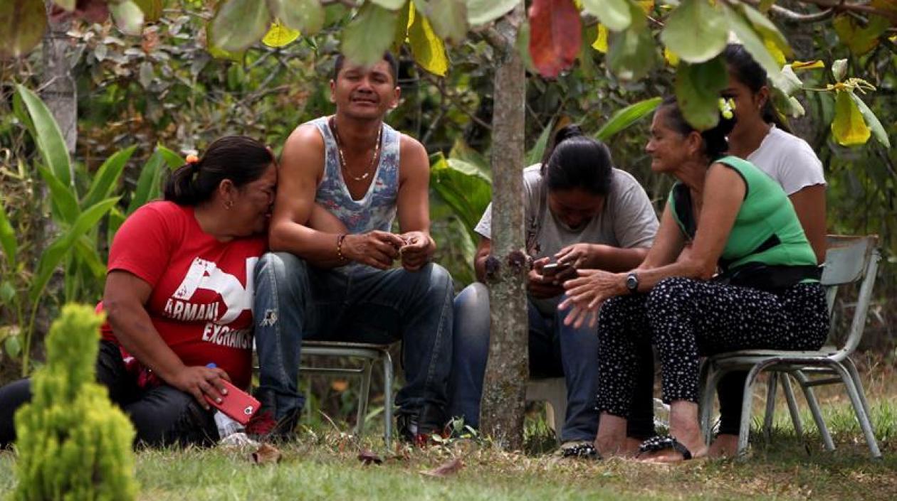Familiares y allegados de la política liberal Karina García lloran este lunes en Suárez, Cauca.