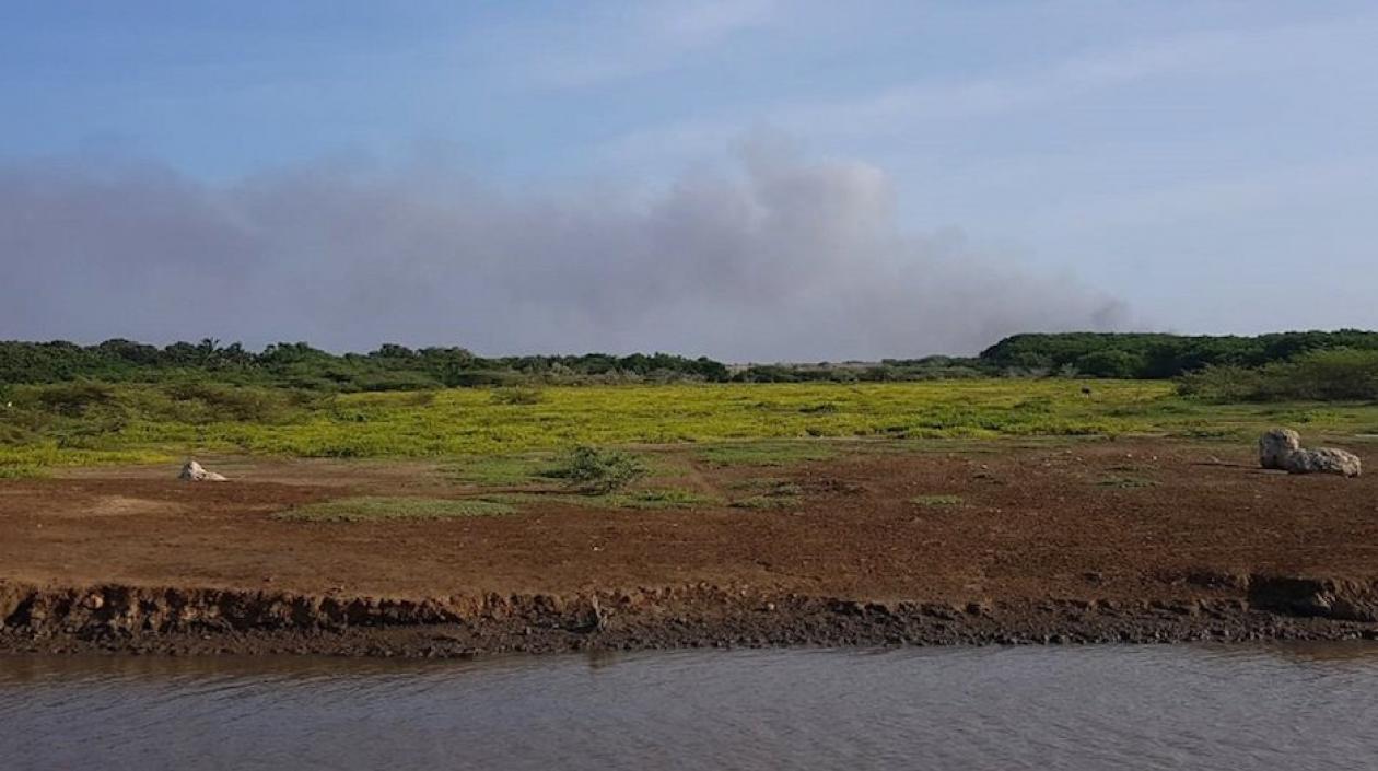 La humareda originada en la Vía Parque Isla de Salamanca.