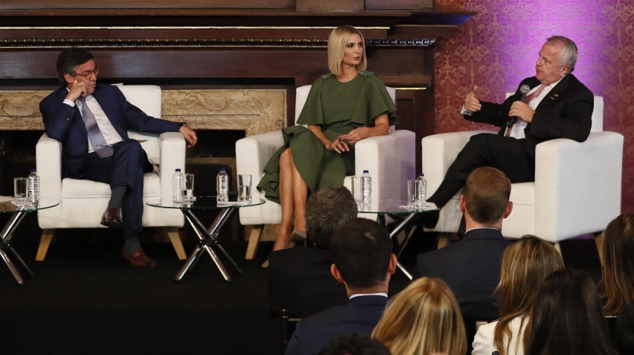 Luis Alberto Moreno, Ivanka Trump y John Sullivan.