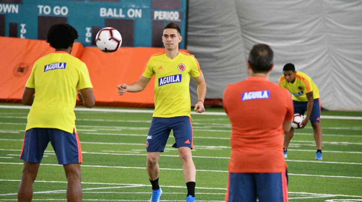 Rafael Santos Borré entrena con Juan Guillermo Cuadrado. 