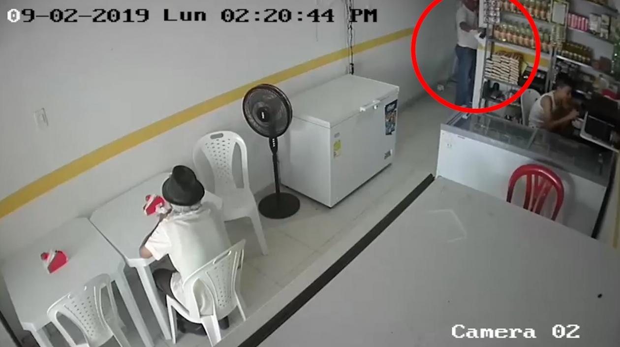 Robo de celular en restaurante.