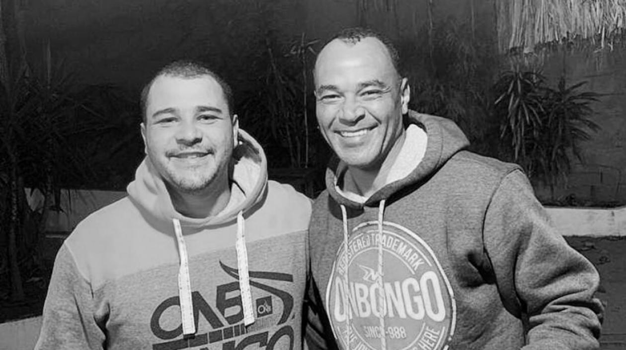 Danilo al lado de Cafú. 