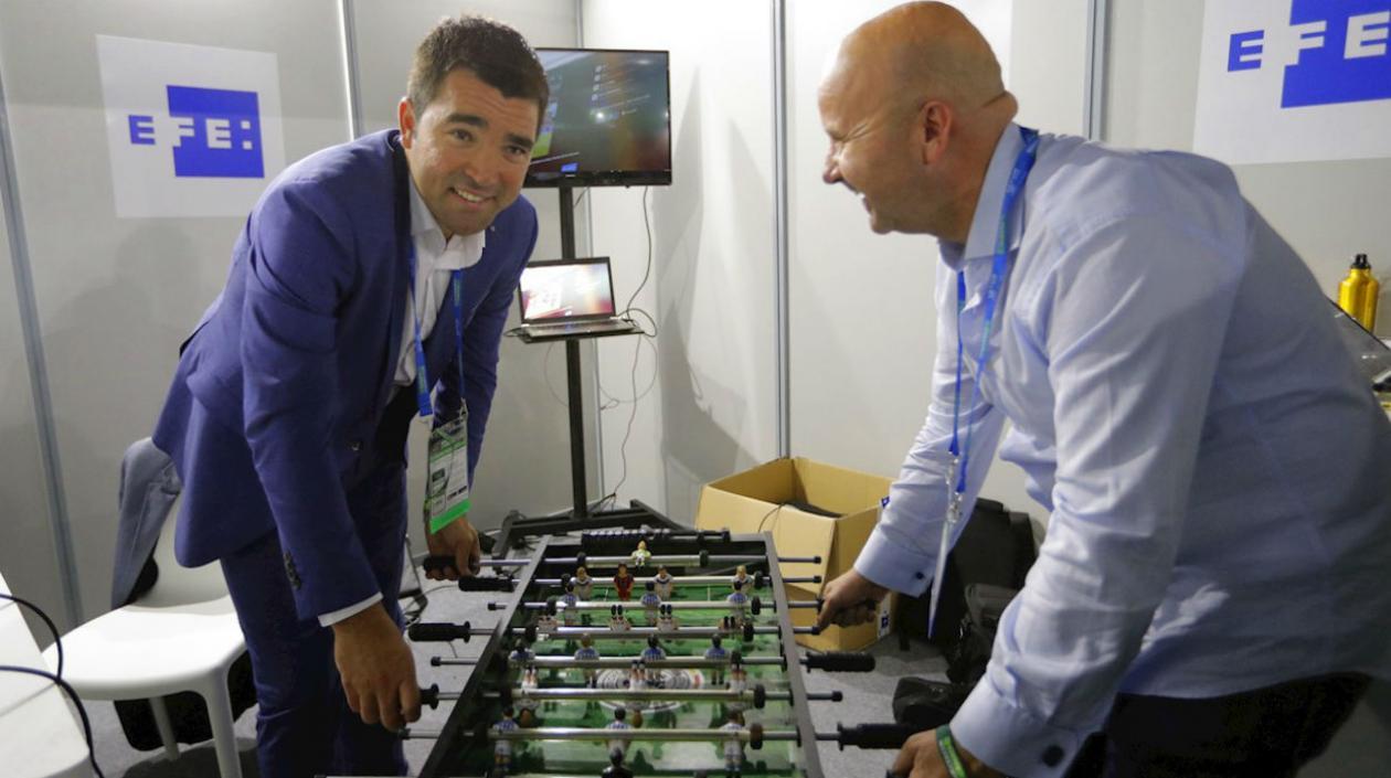 Deco y Luis Villarejo, juegan futbolín. 
