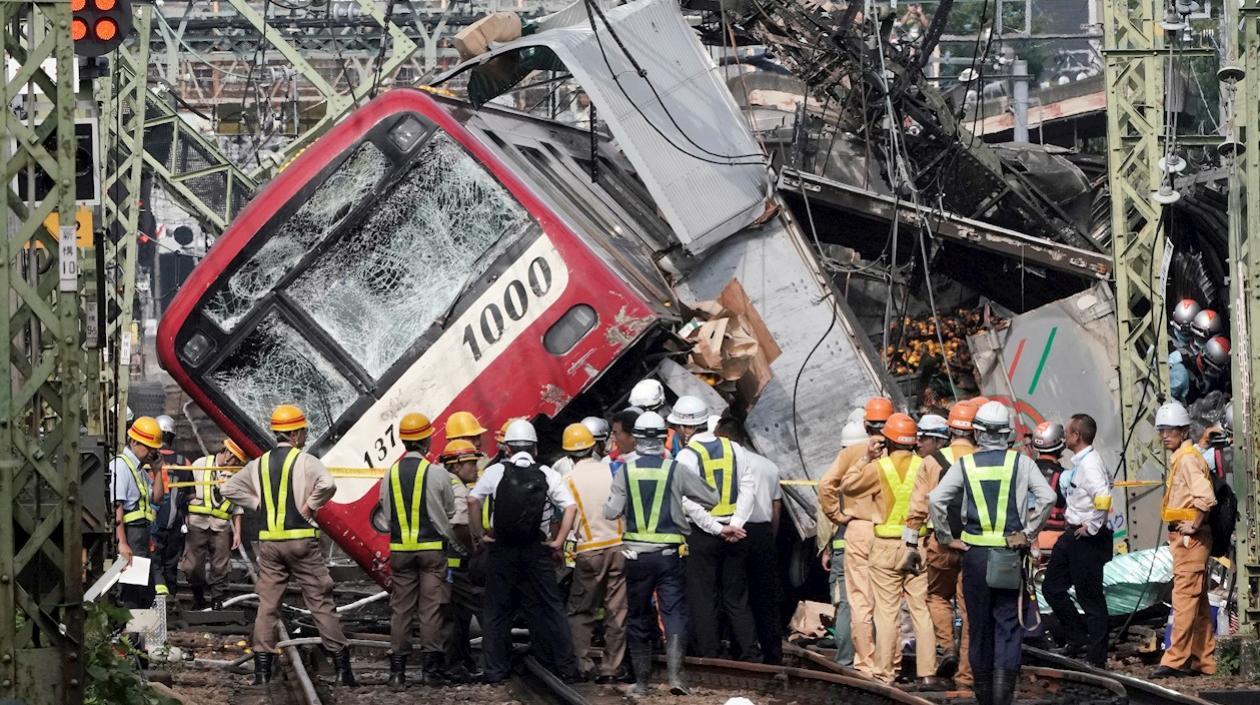 El tren suburbano, de ocho vagones, se desplazaba desde el distrito de Aoto, en Tokio, hacia la localidad de Misakiguchi.