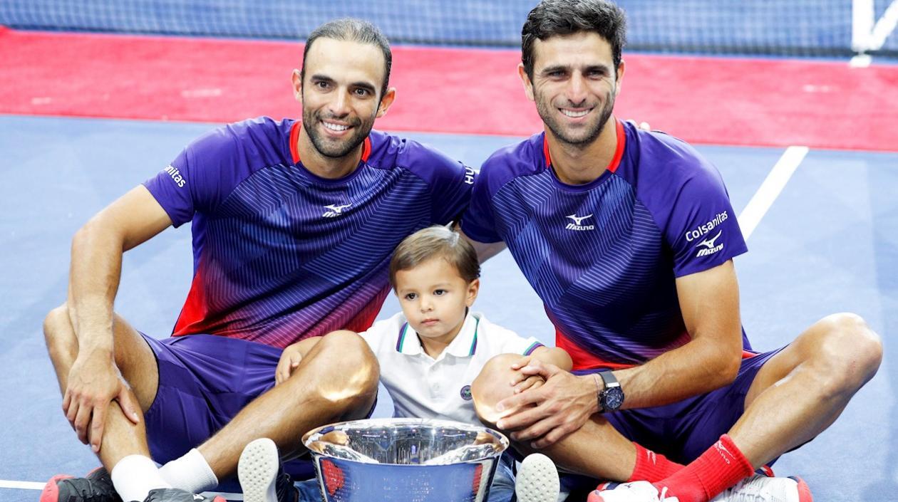 Juan Sebastián Cabal, su hijo y Robert Farah. 