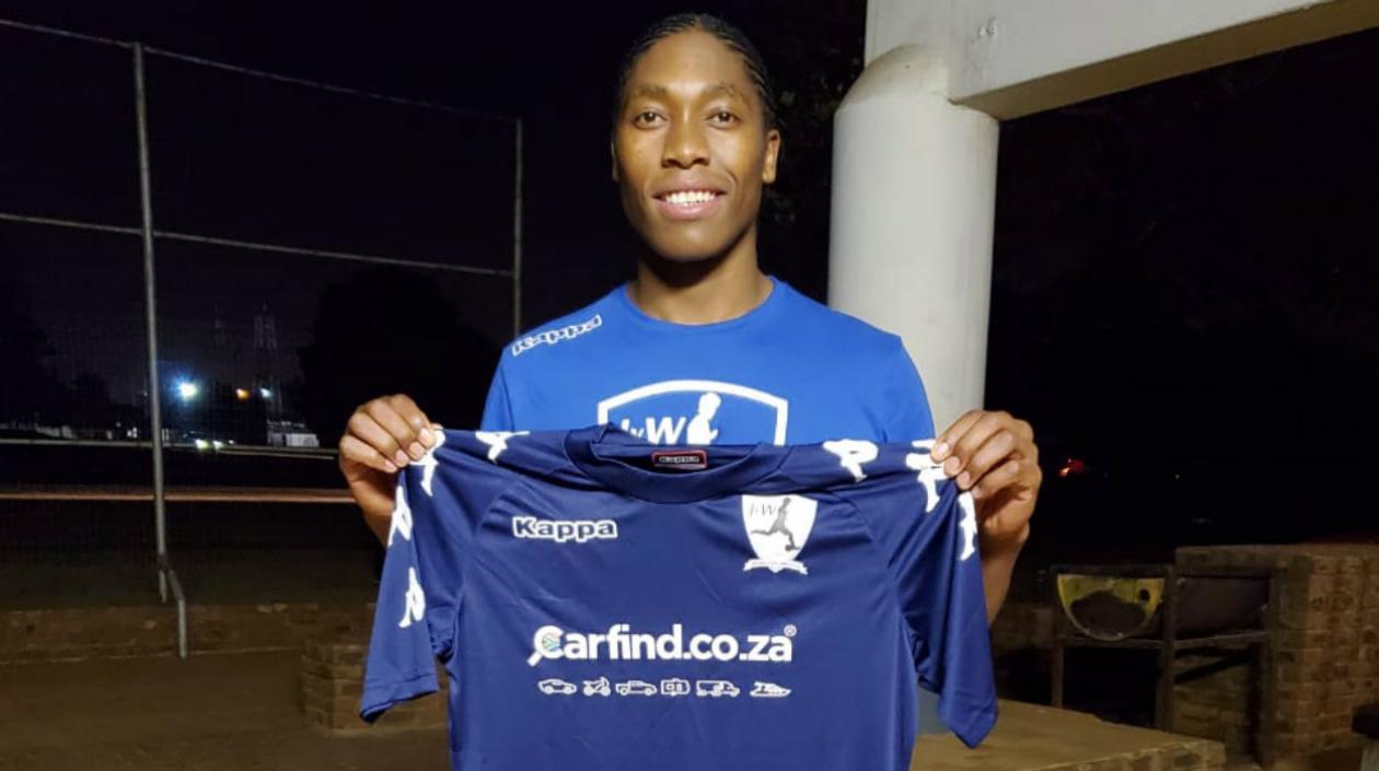 Caster Semenya con la camiseta de su nuevo equipo. 