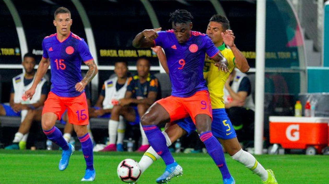 Duván Zapata protege el balón ante la marca de Casemiro.