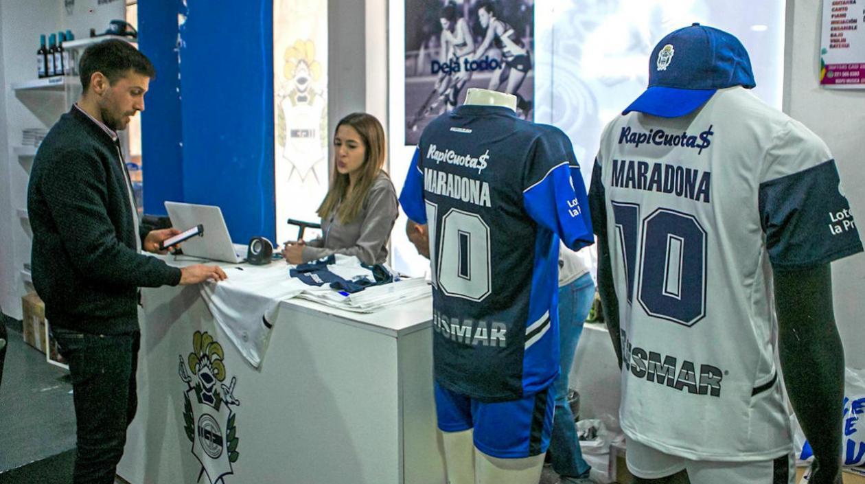 Camisetas de Gimnasia y Esgrima de La Plata con el nombre de Maradona. 