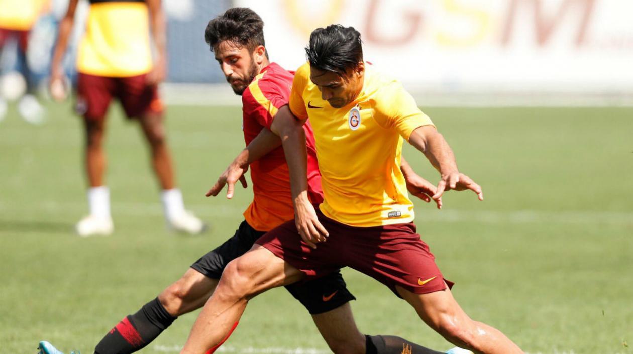 Falcao García en acción del partido de entrenamiento. 