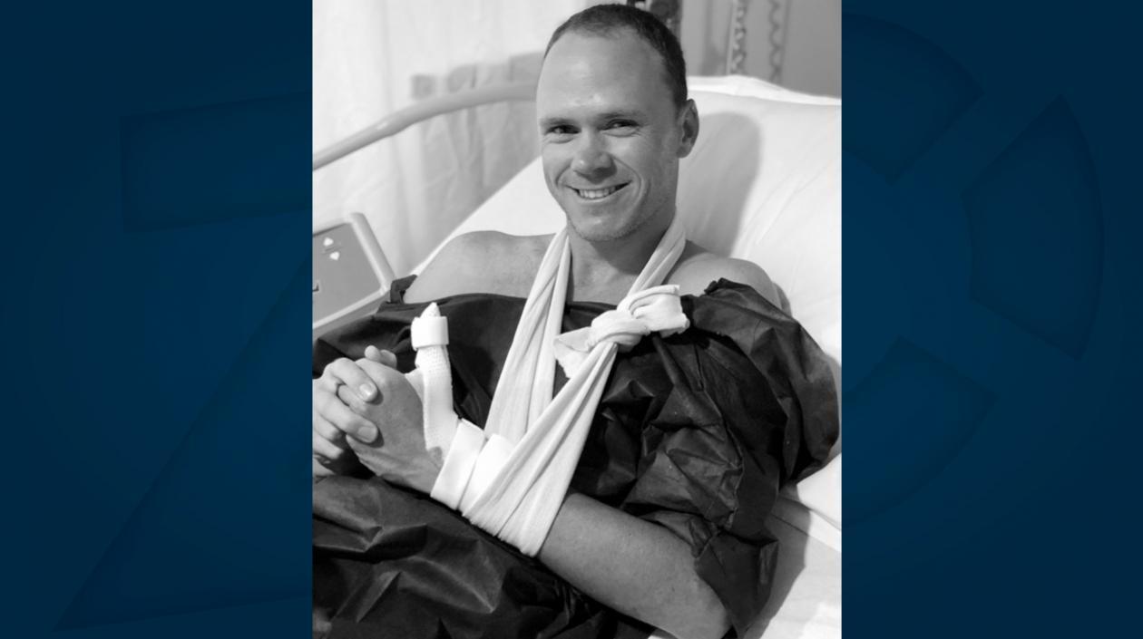 Chris Froome muestra las secuelas de su operación en su mano. 