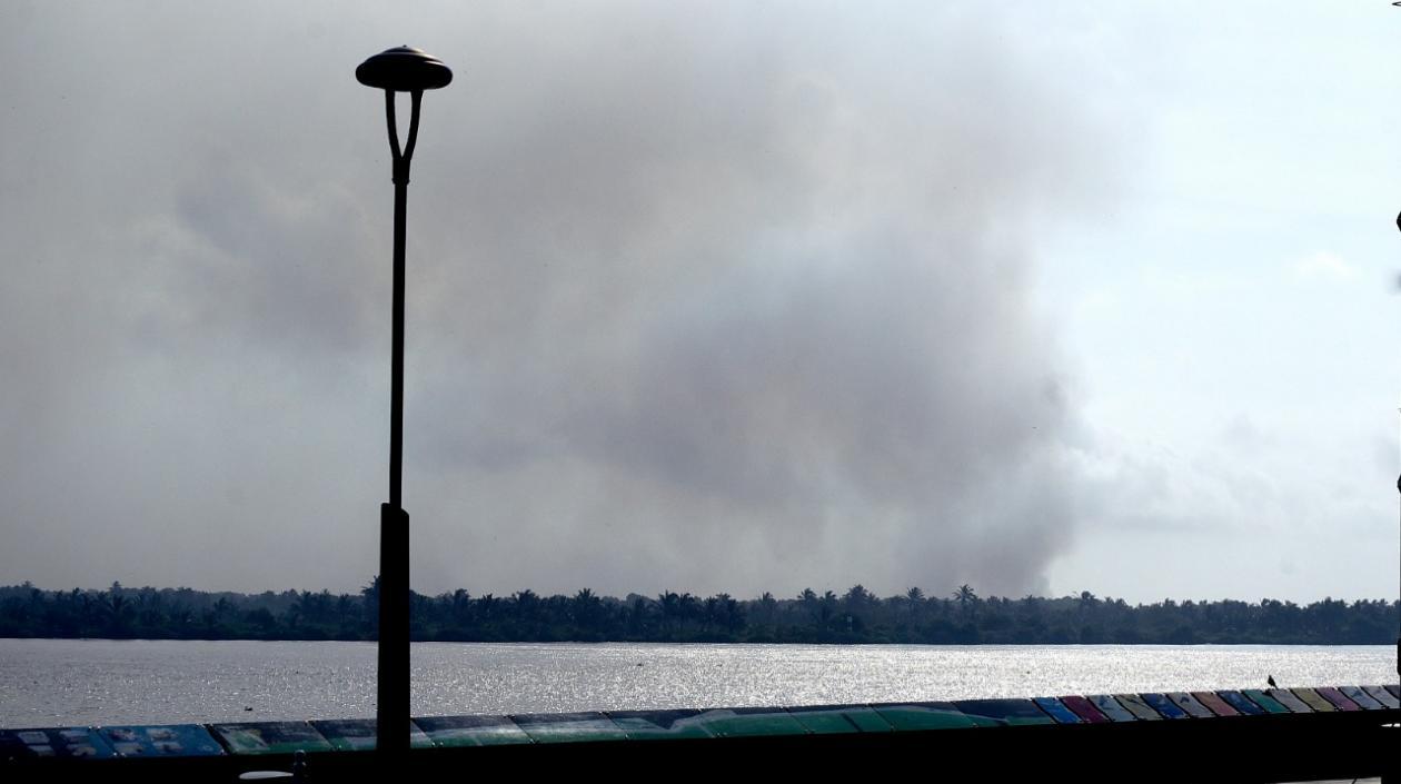 Así se vio desde Barranquilla el incendio del Parque Isla Salamanca.