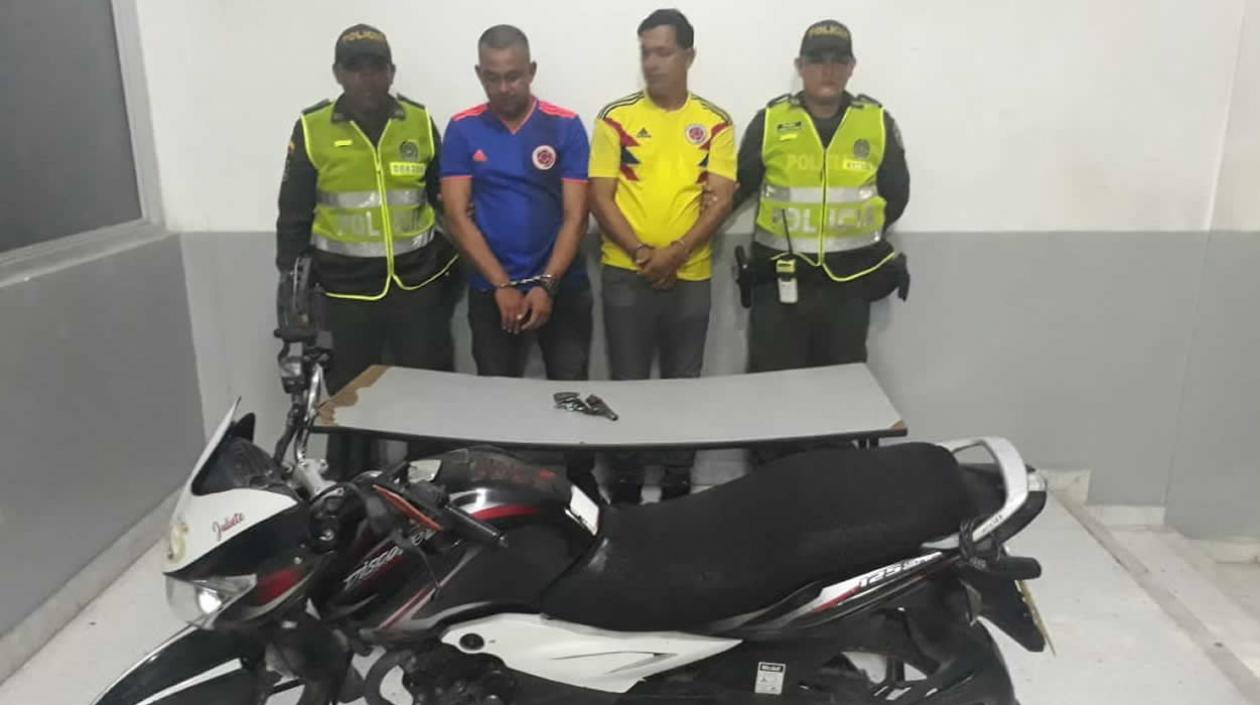 Los dos capturados por parte de la Policía.