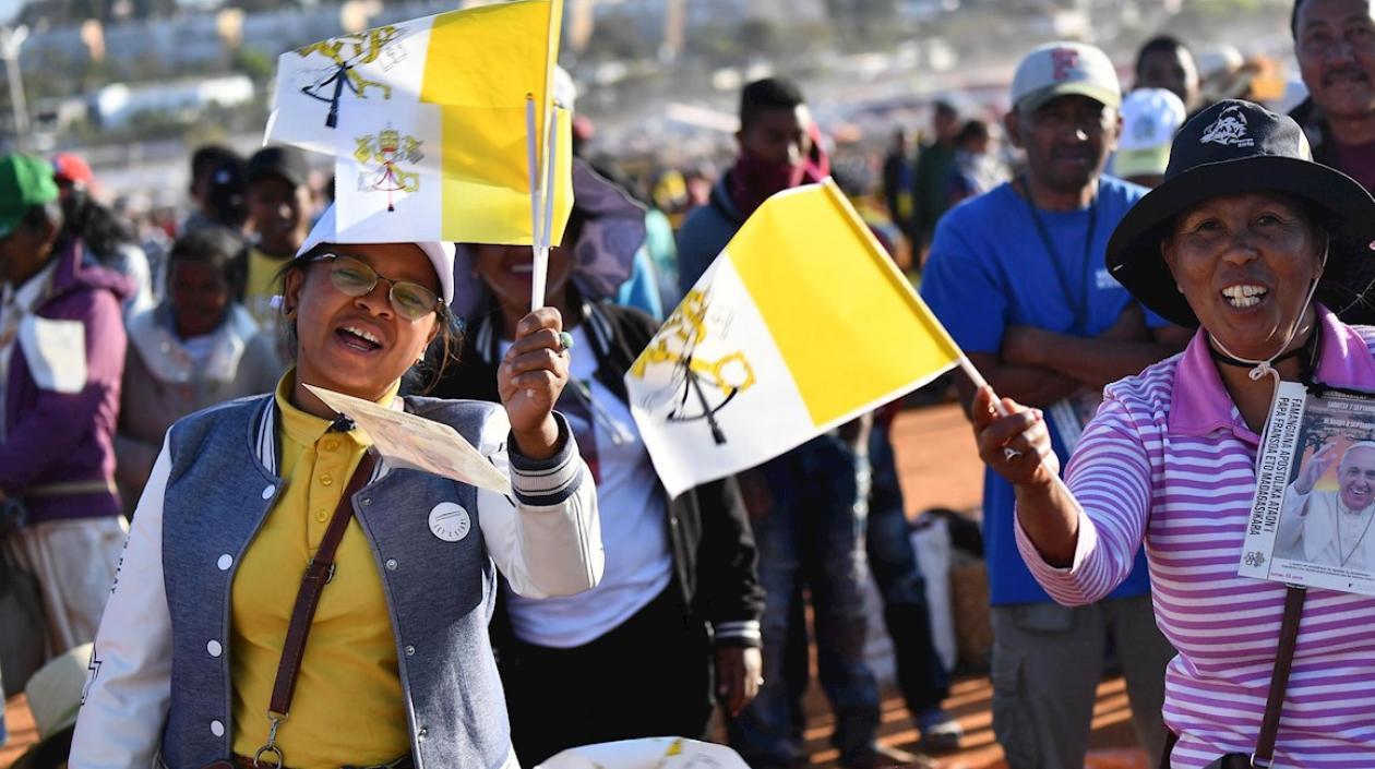 Fieles asisten a un acto del Papa Francisco en Madagascar.