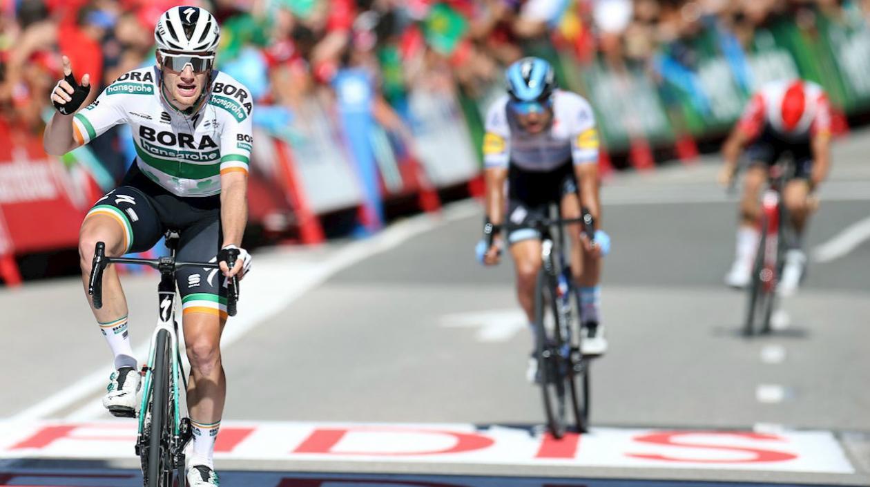 Sam Bennett gana la etapa.