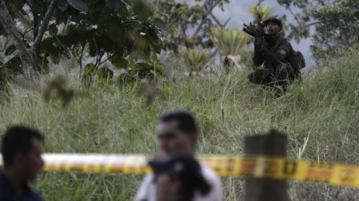 Autoridades en un levantamiento de cadáver en zona rural.
