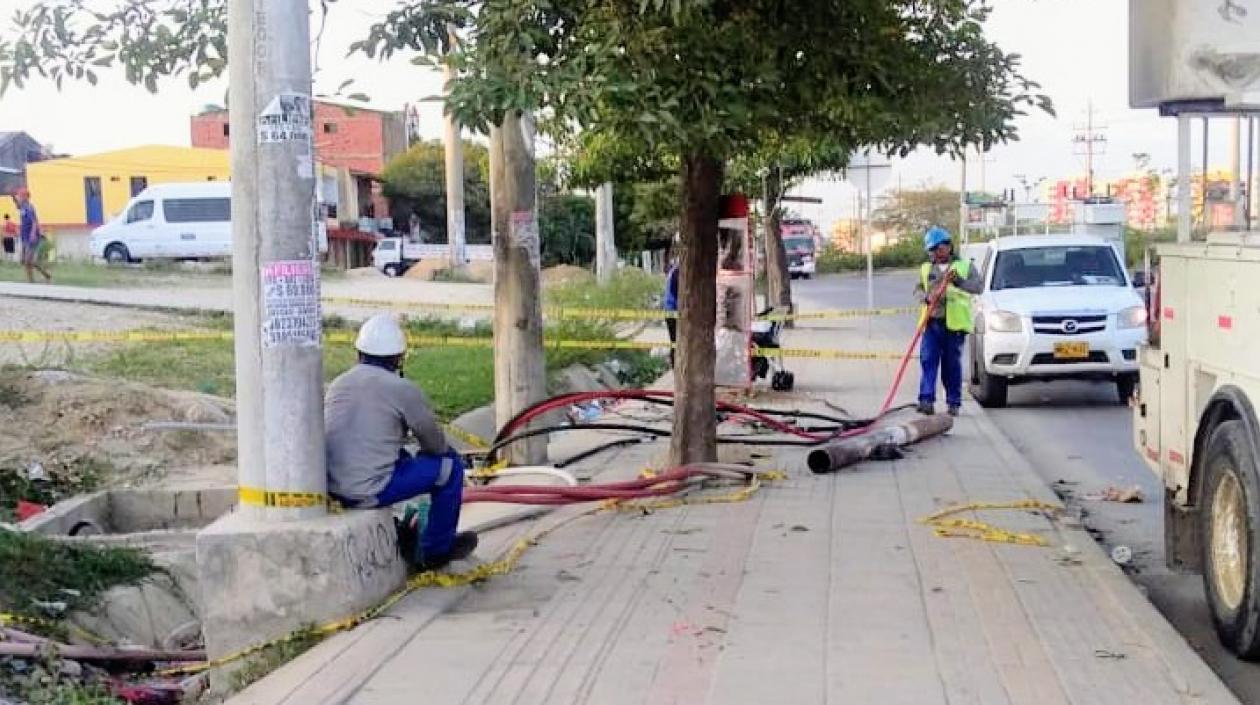 Operarios de Electricaribe trabajando en la zona afectada.