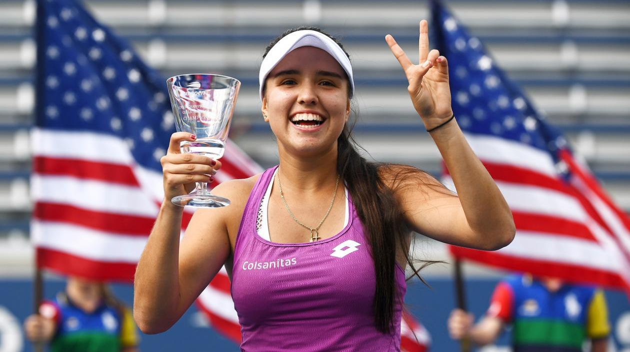 María Camila Osorio con el trofeo de ganadora del US Open Júnior. 