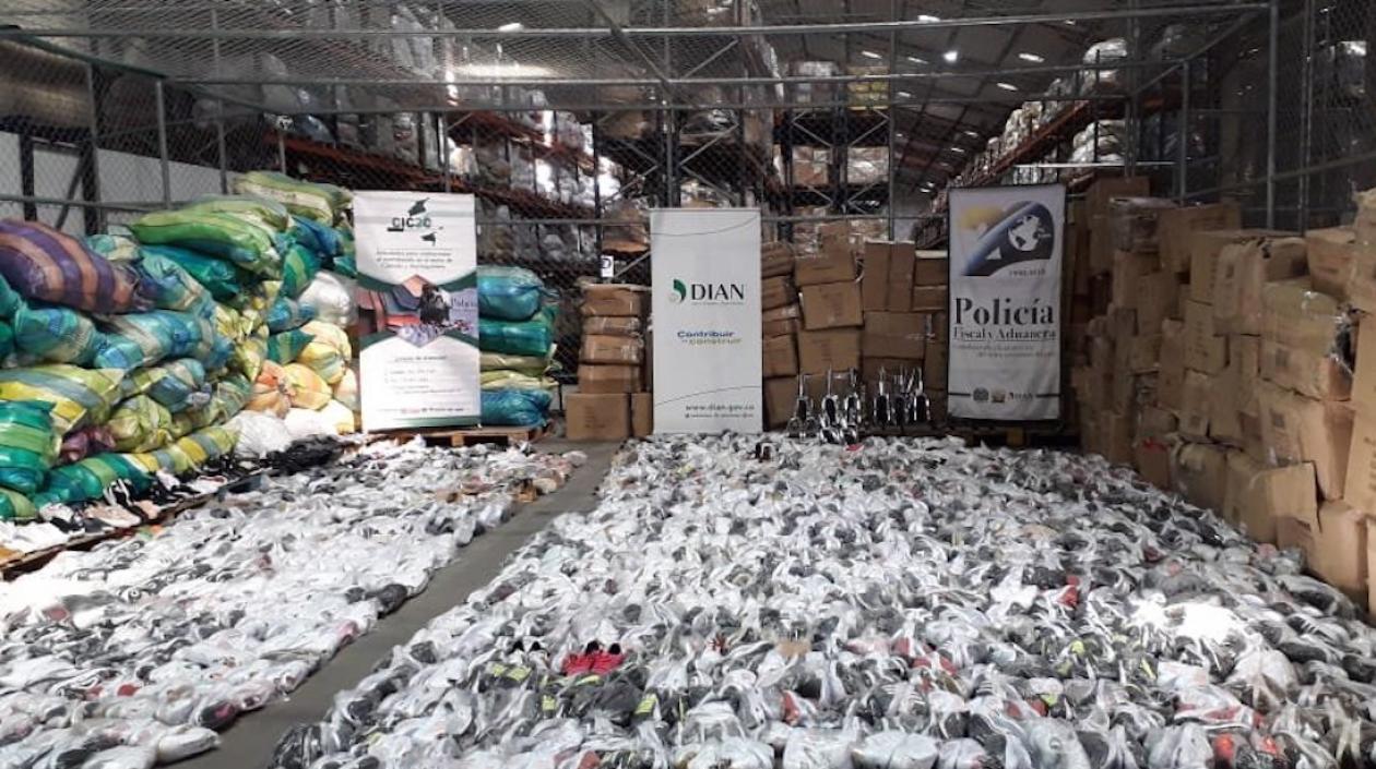 Parte de la mercancía incautada en Medellín.