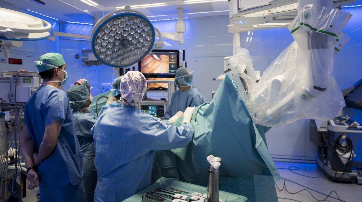 Paciente en medio de un trasplante de hígado.