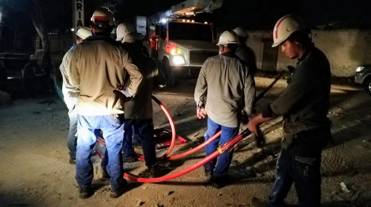 Operarios de Electricaribe trabajando en el restablecimiento del servicio de energía.