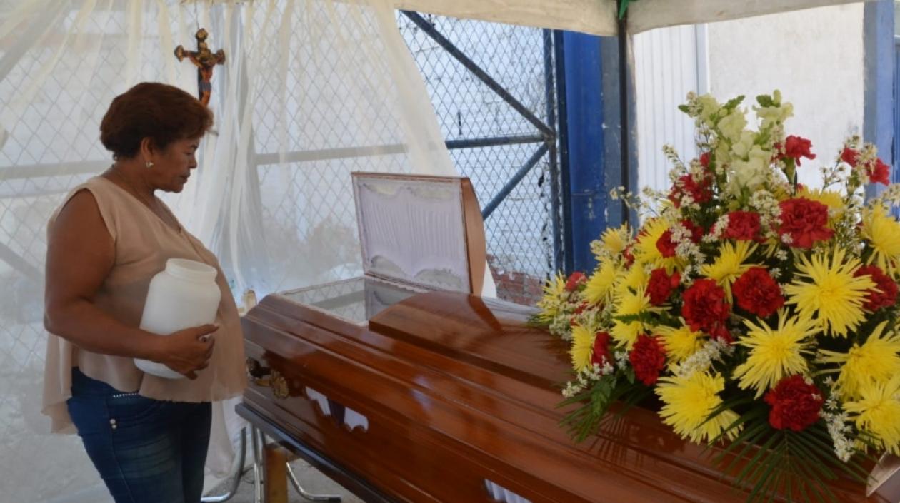 El hombre es velado en el barrio Villa Marbella.