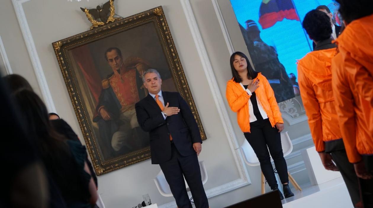 Duque despidió a los 64 estudiantes de pregrado, pertenecientes a 13 universidades.