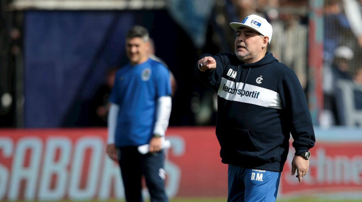 Diego Maradona durante su primer entrenamiento con Gimnasia. 