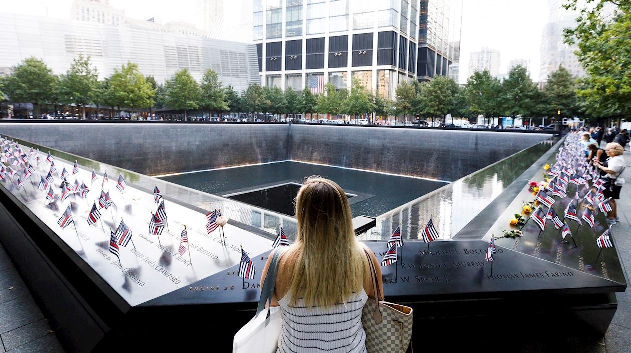 Una mujer mira hacia el North Pool del National Memorial del 11 de septiembre durante las ceremonias que marcan el 18 aniversario de los ataques terroristas del 11 de septiembre de 2001 en Nueva York.