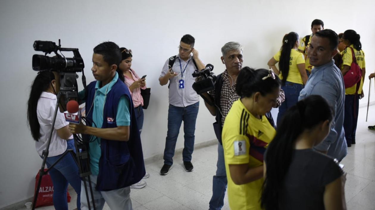 Medios de comunicación afuera de la audiencia.