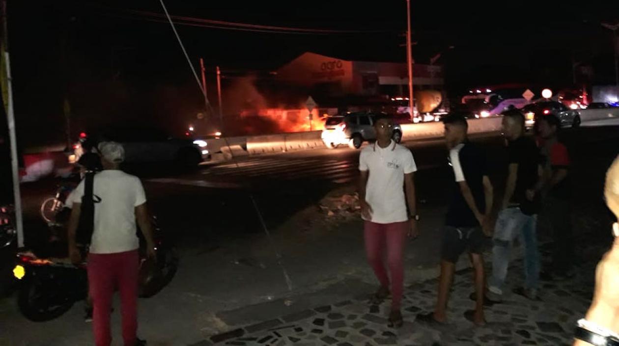 Bloqueos esta noche en la Circunvalar por el pésimo servicio de Electricaribe.