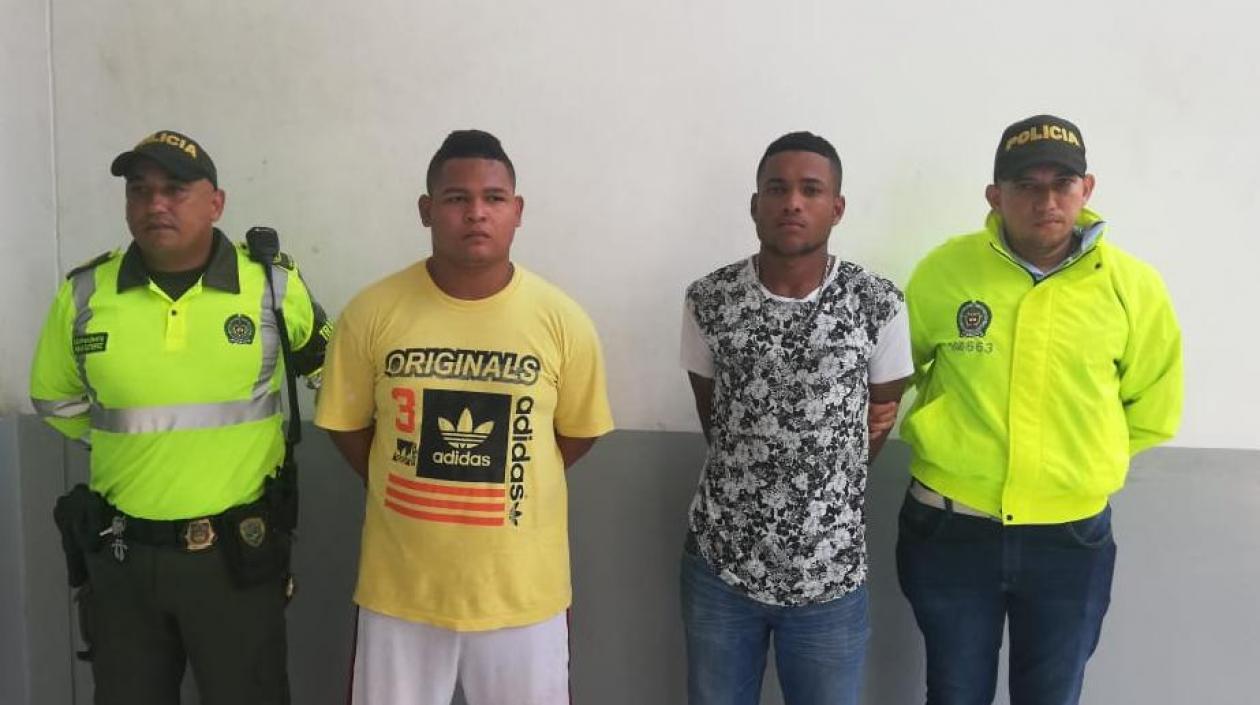 Los dos capturados por parte de la Policía.