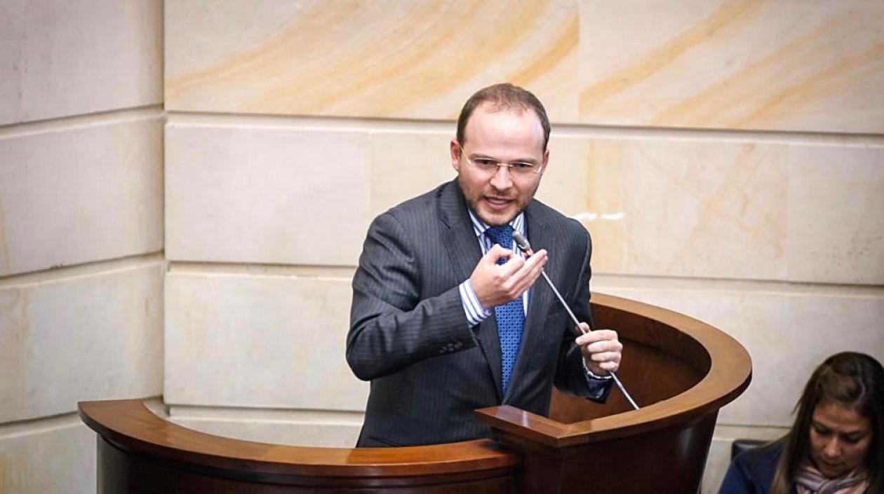 Francisco José Chaux, Viceministro del Interior, respaldando la iniciativa en el Senado.