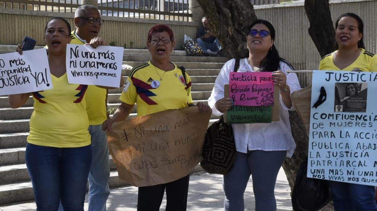 Familiares y amigos de Brenda Pájaro piden justicia para que su crimen no quede impune.