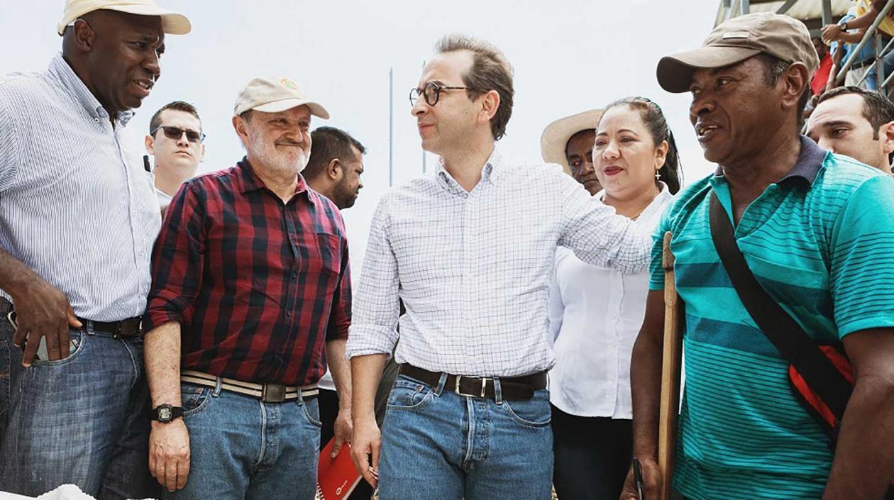 Ministro de Agricultura con paneleros y pequeños ganaderos.