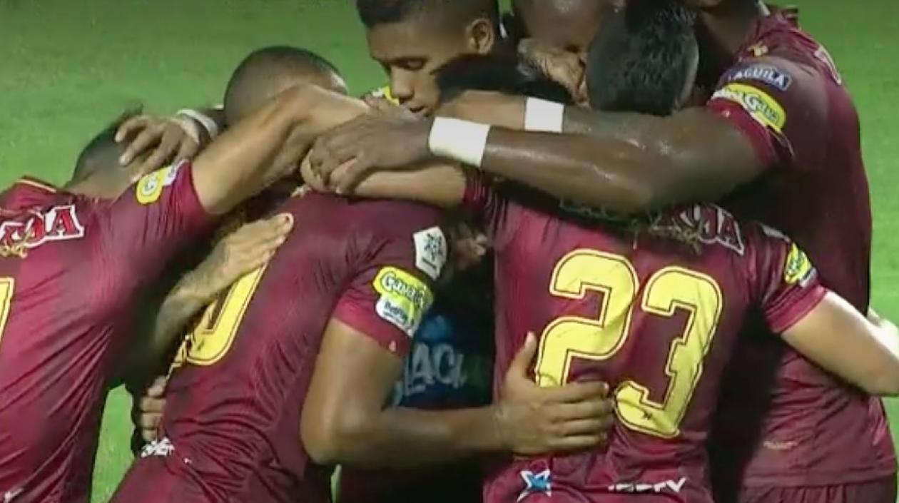 Jugadores del Deportes Tolima celebrando el empate que les significó el paso a las semifinales en la Copa Águila.