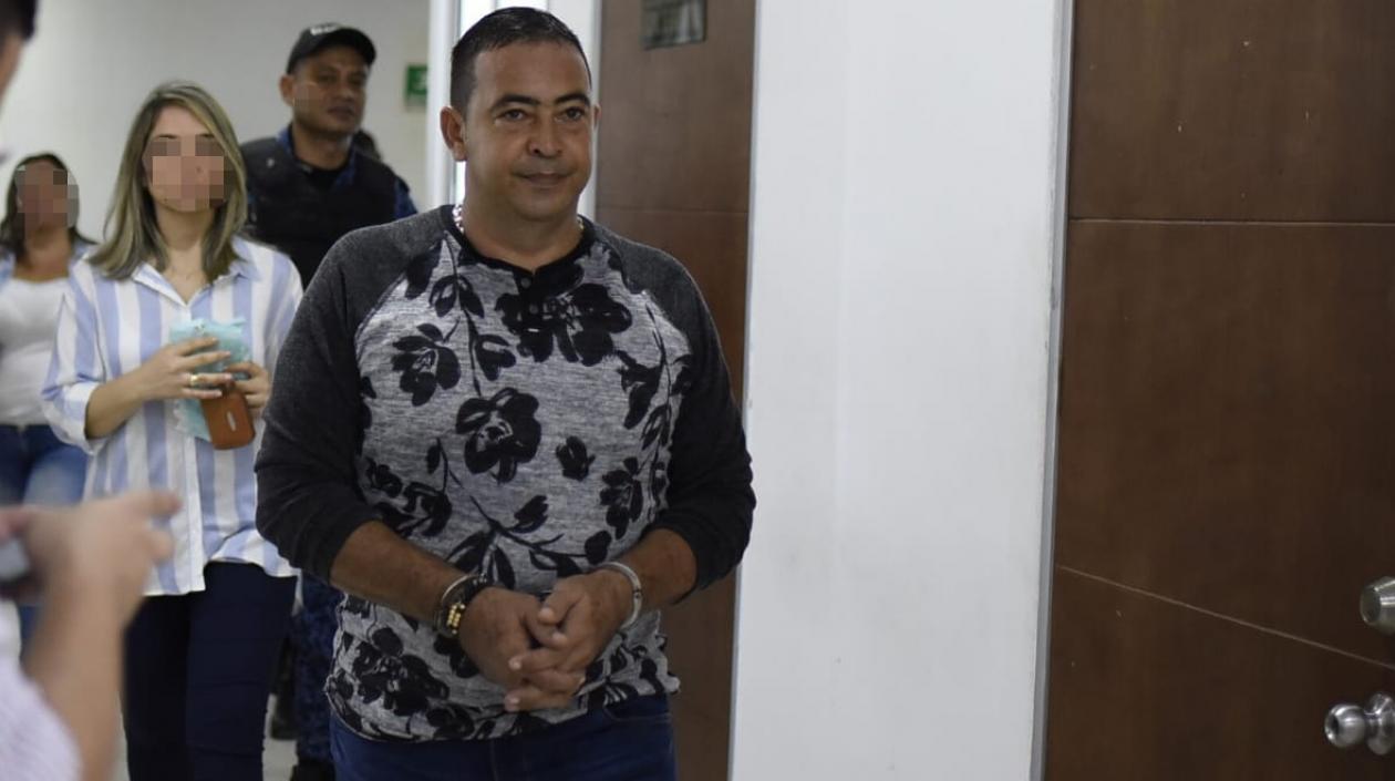 Tomas Maldonado cuando era llevado en la mañana de este miércoles a la sala de audiencia.