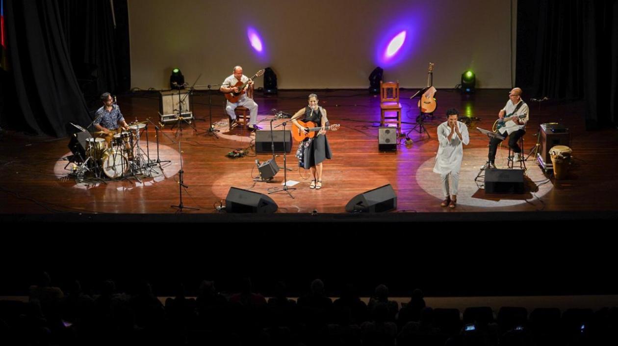 La cantante Mónica Giraldo estuvo a cargo de la inauguración.