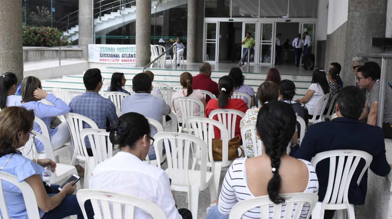 Entrada principal al Centro Cívico, durante una jornada de información.