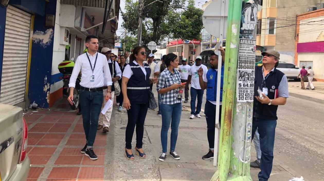 Funcionarios de la Procuraduría retirando publicidad ilegal en Soledad.