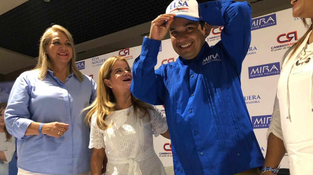 El senador Carlos Eduardo Guevara se pone la cachuca de la campaña de Elsa Noguera a la Gobernación del Atlántico.