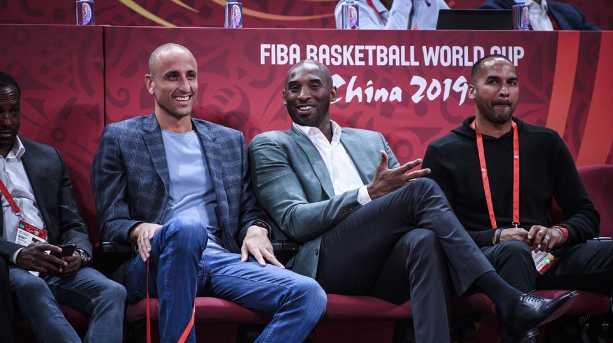 Kobe Bryant al lado de Emmanuel Ginobilli. 