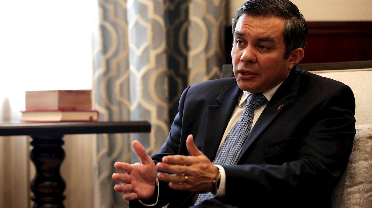 El jefe de misión en Panamá de la Organización Internacional de las Migraciones (OIM), Santiago Paz, conversa con Efe este viernes, en Ciudad de Panamá.