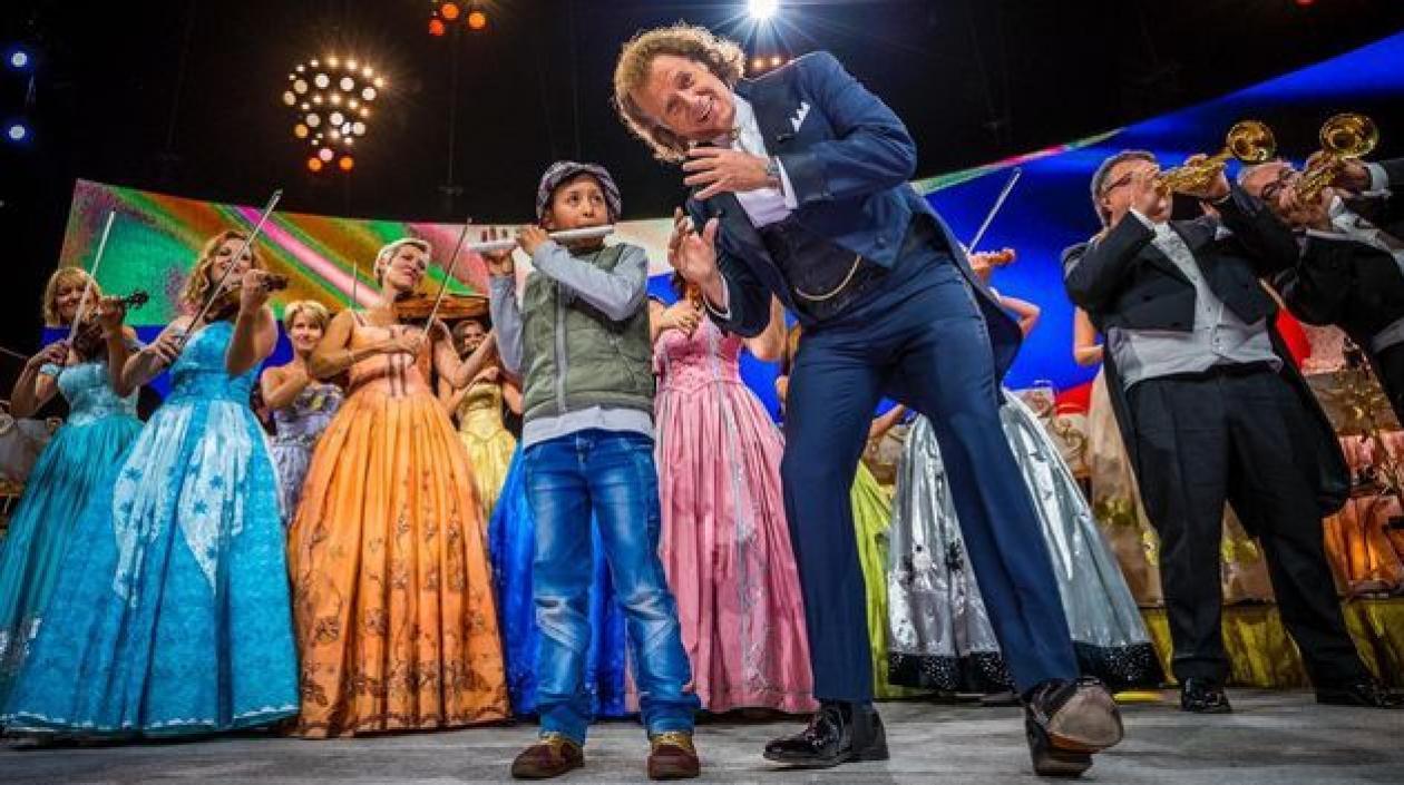 El violinista holandés André Rieu con el niño Daniel Sanabria en Bogotá.