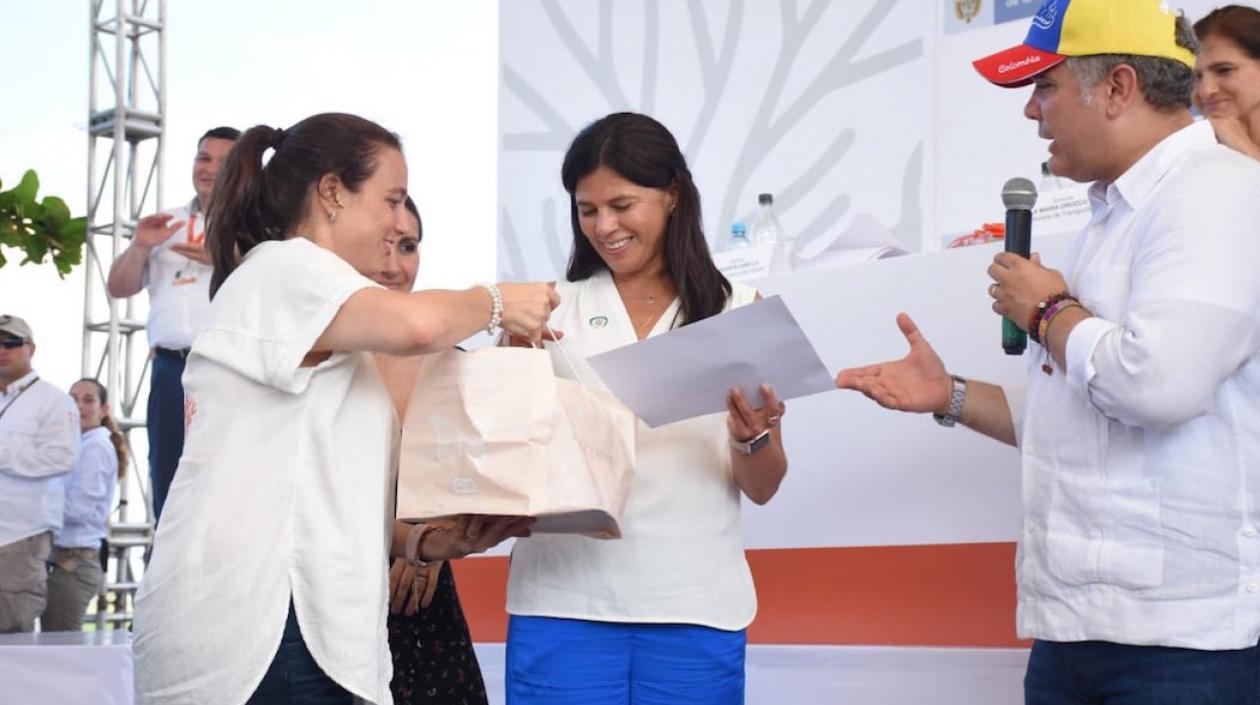 Gloria Alonso recibiendo reconocimientos de la Consejera para las Regiones, Karen Abudinen, y del Presidente Iván Duque.