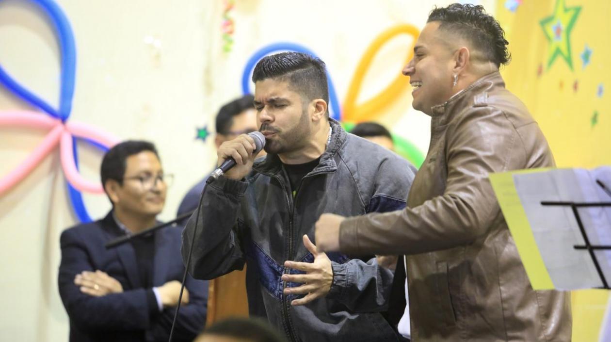 Jerry Rivera cantando con internos de cárcel en Perú.
