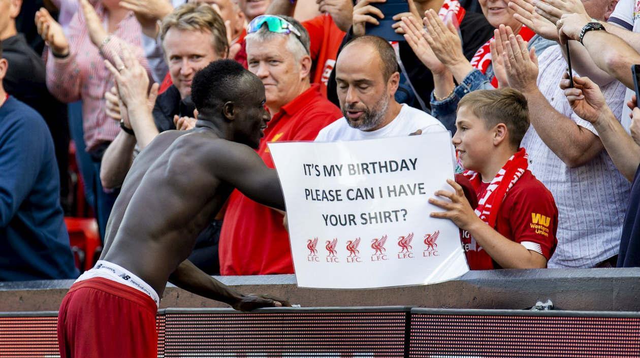 Mané regala su camiseta a un pequeño hincha que estaba de cumpleaños. 